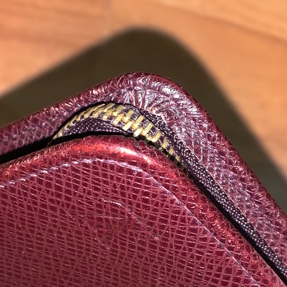 Authentic Louis Vuitton Taiga Zip Around Bifold Wallet - Picture 5 of 16